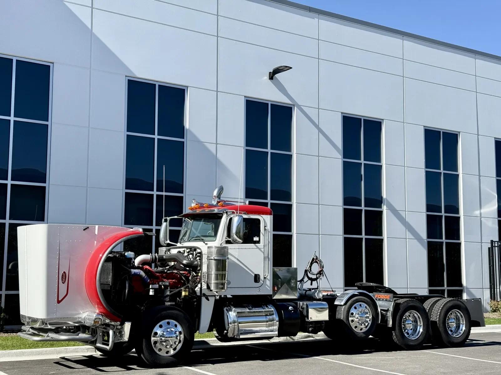 2023 Peterbilt 389 in New Lenox, IL — photo 10