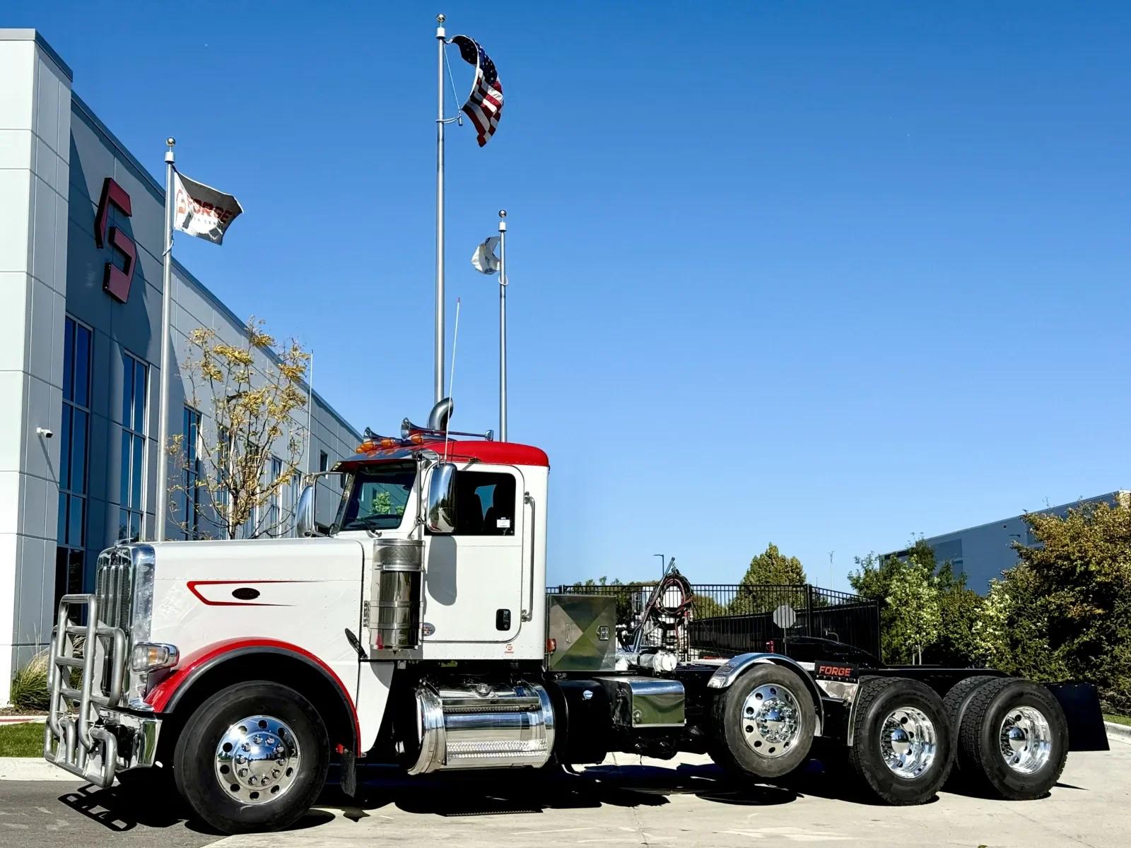 2023 Peterbilt 389