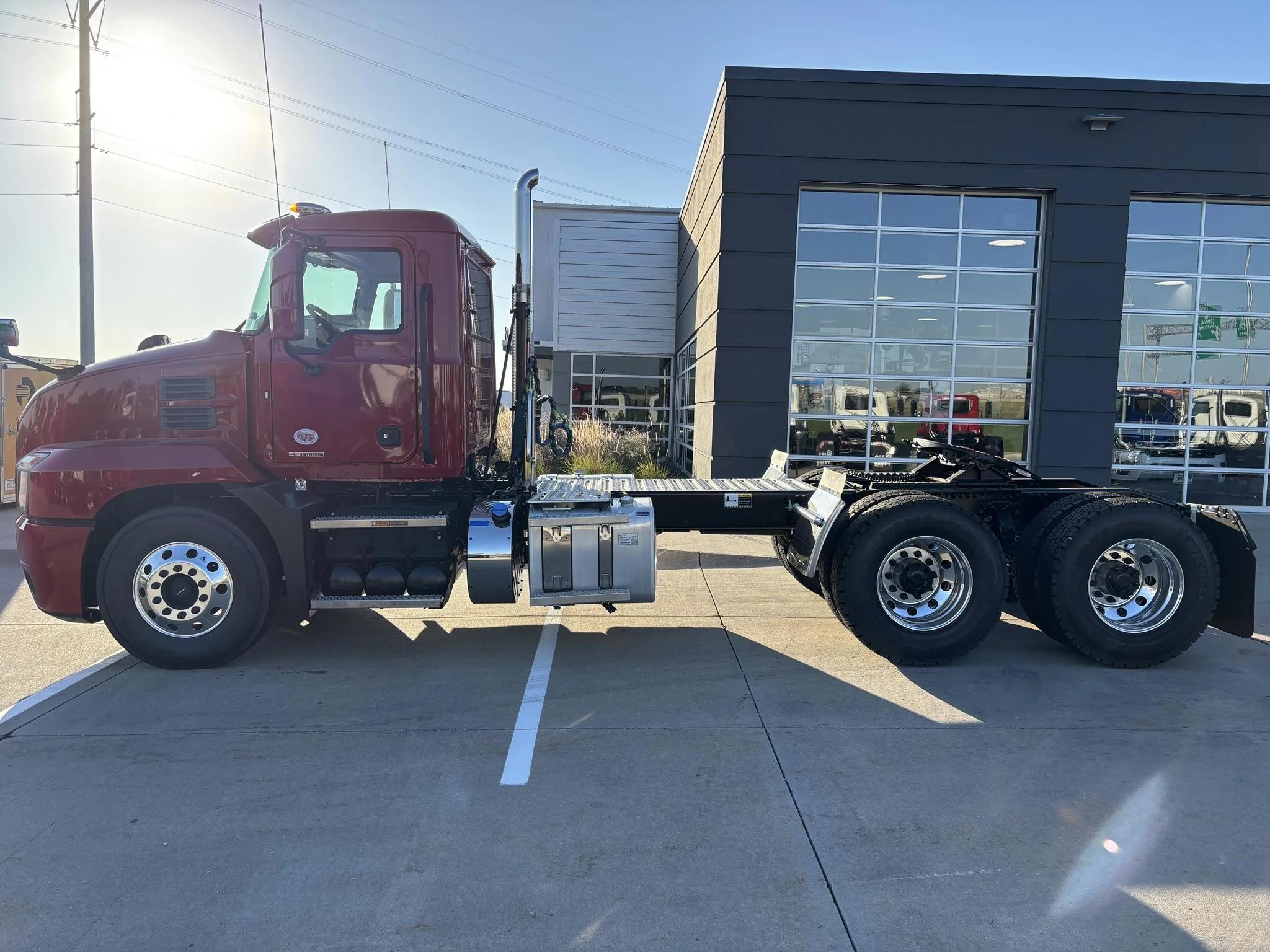2026 Mack Anthem — photo 2