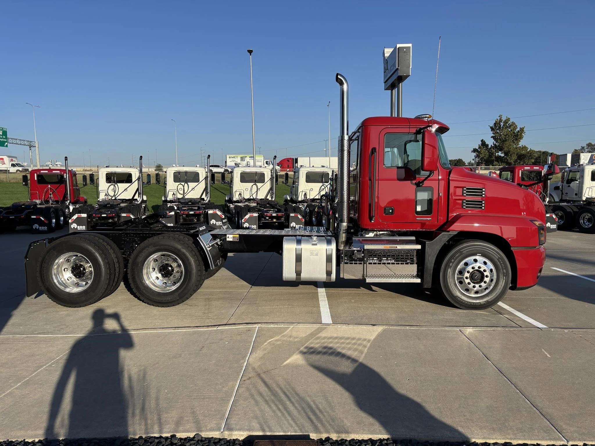 2026 Mack Anthem — photo 5
