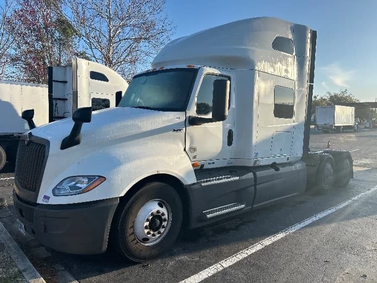 2023 International LT in Jacksonville, FL — photo 3
