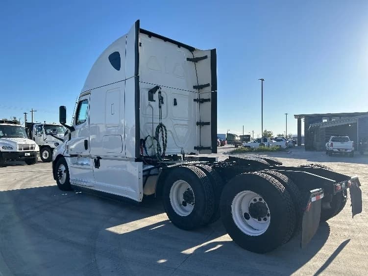 2021 Freightliner Cascadia in Denver, CO — photo 5