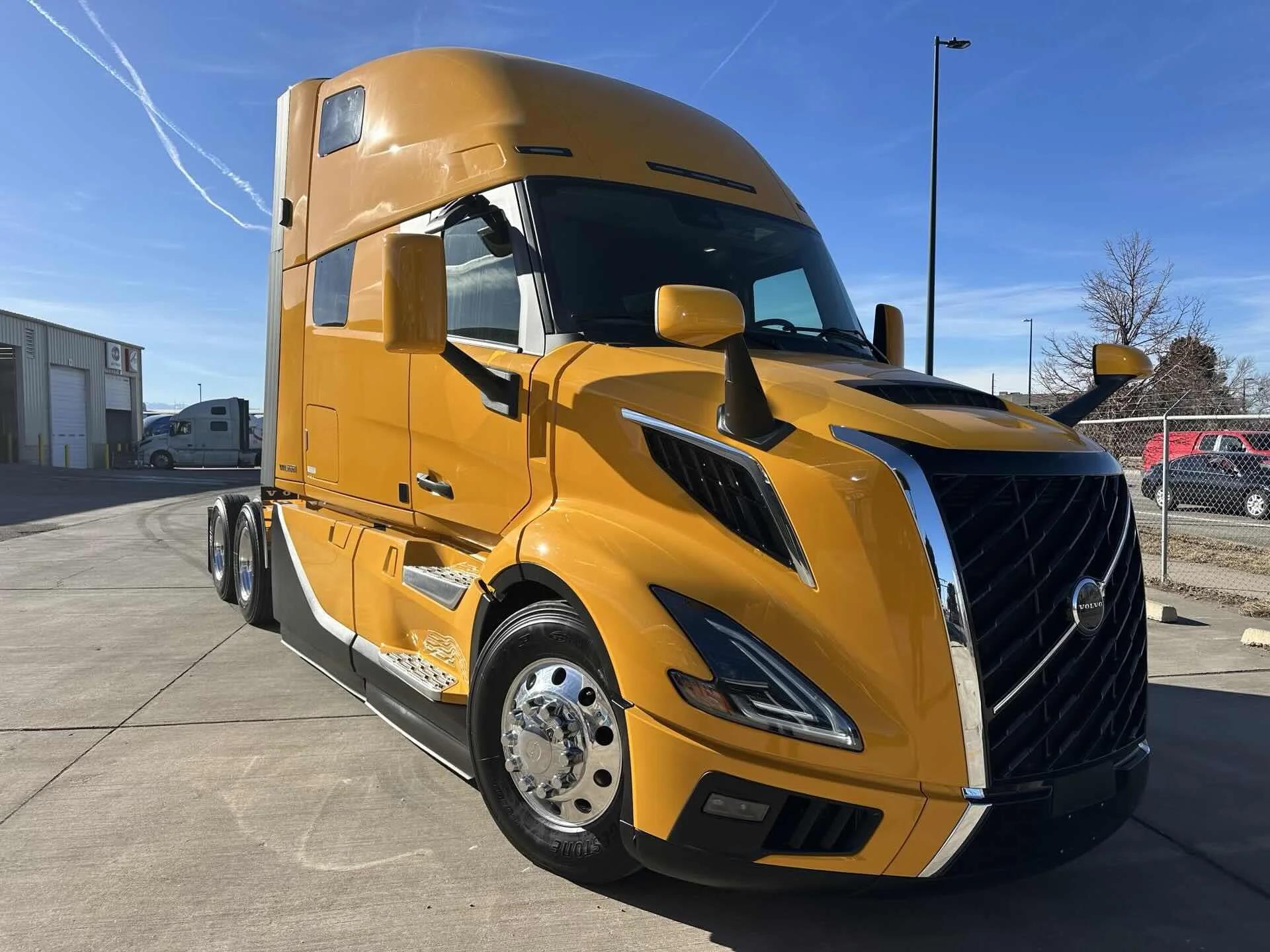 2026 Volvo VNL 860 in Commerce City, CO — photo 2