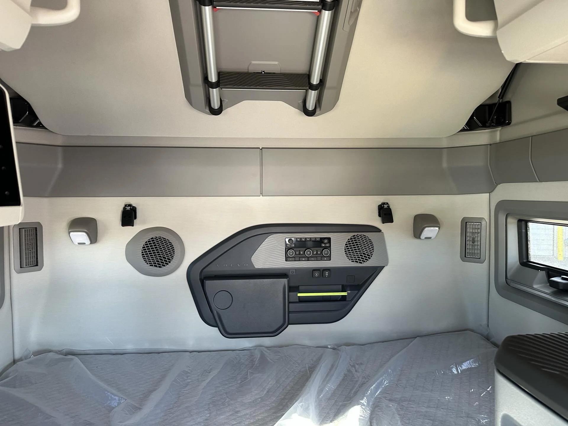 2026 Volvo VNL 860 in Commerce City, CO — photo 11