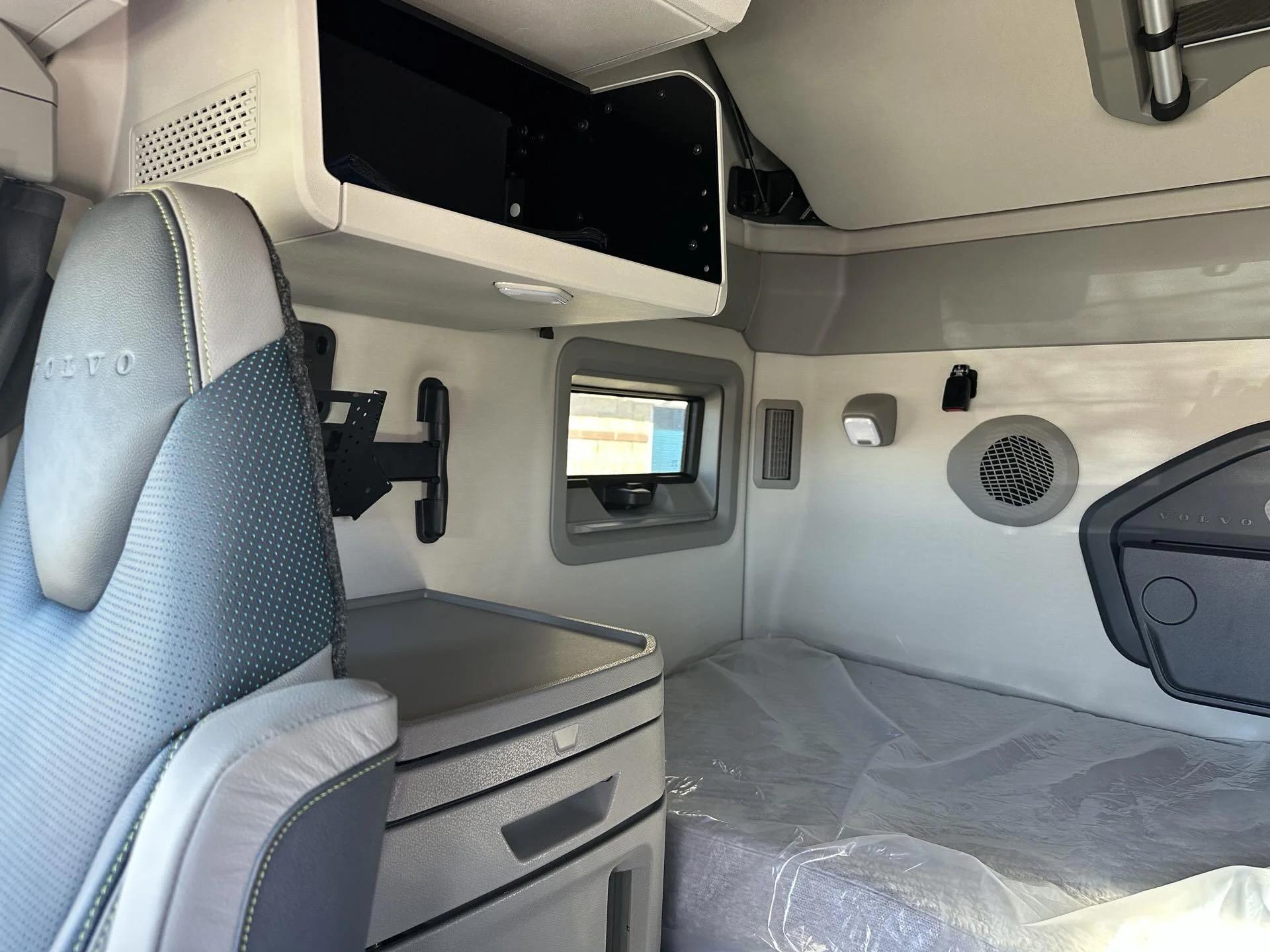 2026 Volvo VNL 860 in Commerce City, CO — photo 12