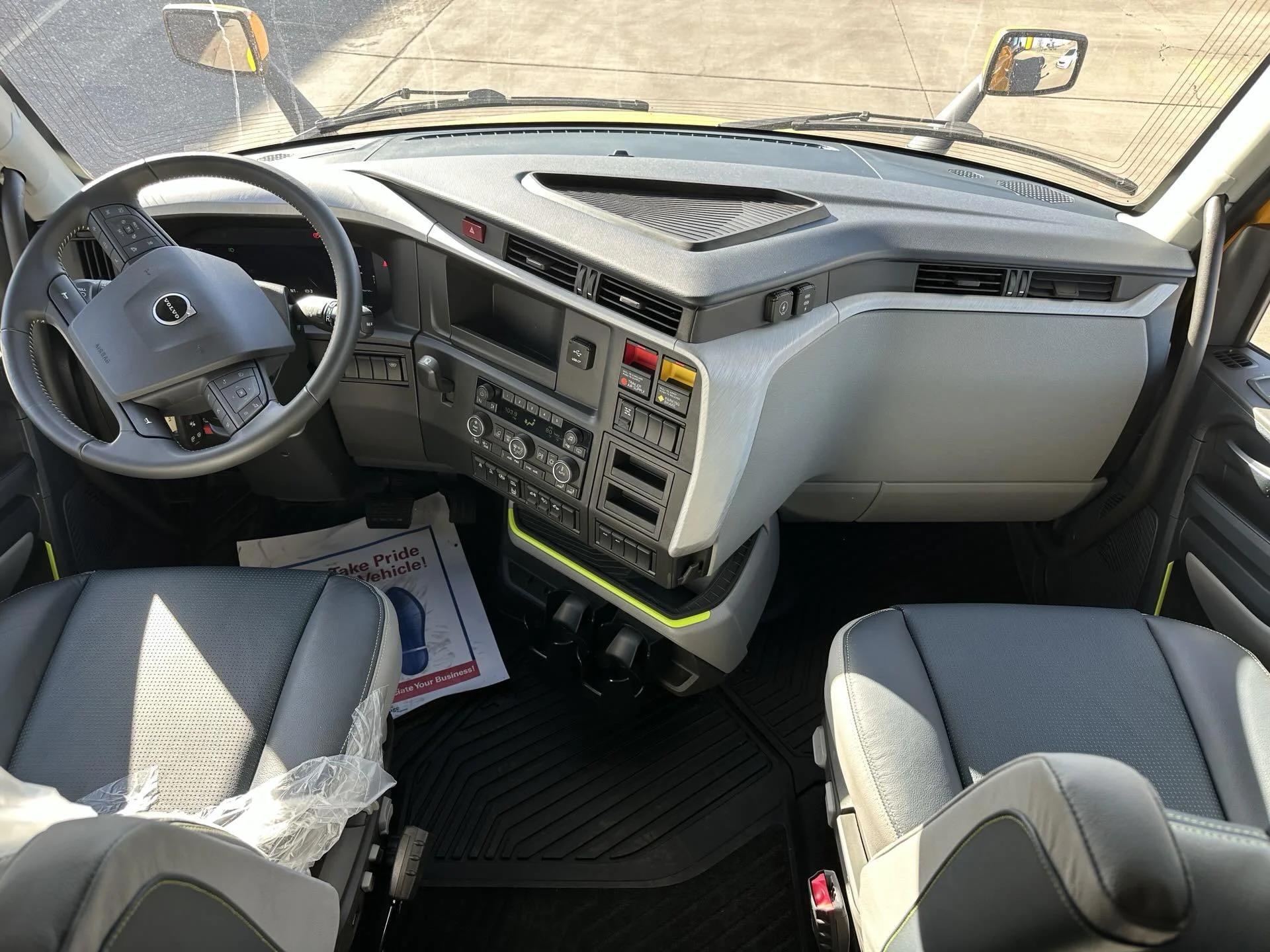 2026 Volvo VNL 860 in Commerce City, CO — photo 10