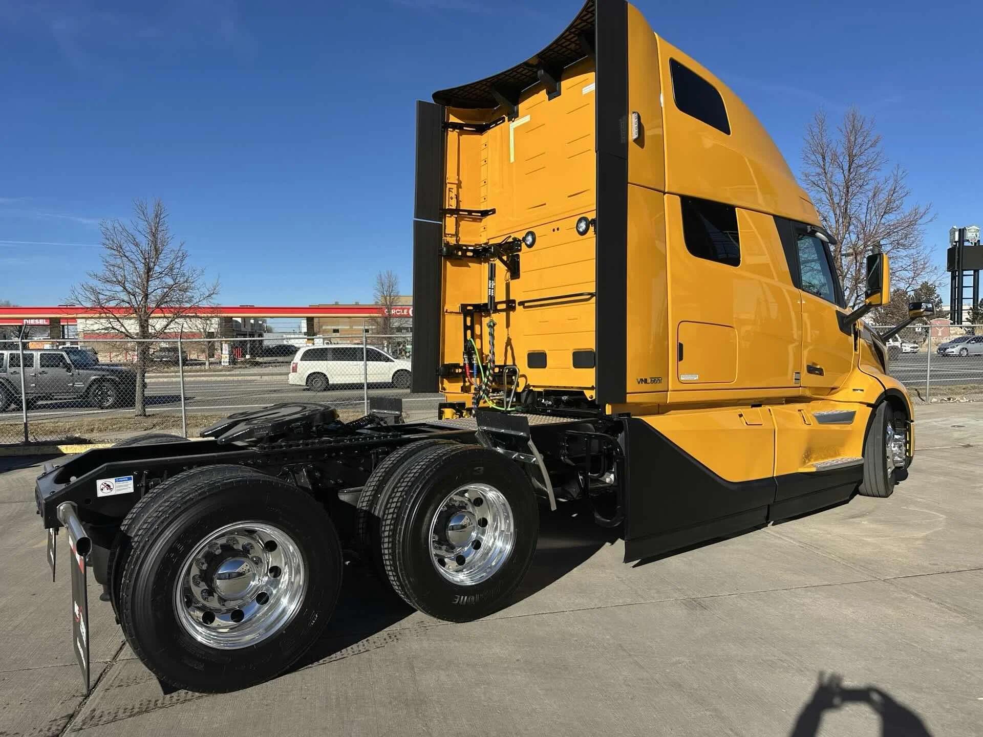 2026 Volvo VNL 860 in Commerce City, CO — photo 4