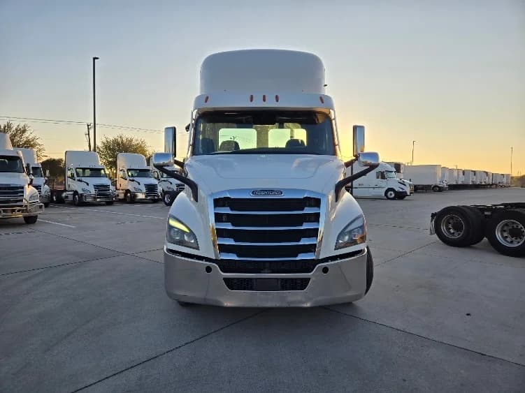 2021 Freightliner Cascadia in Arlington, TX — photo 2