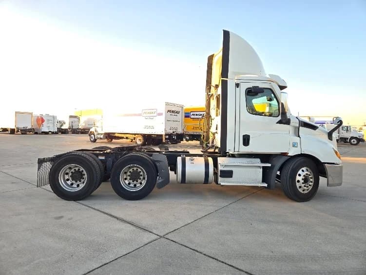 2021 Freightliner Cascadia in Arlington, TX — photo 8