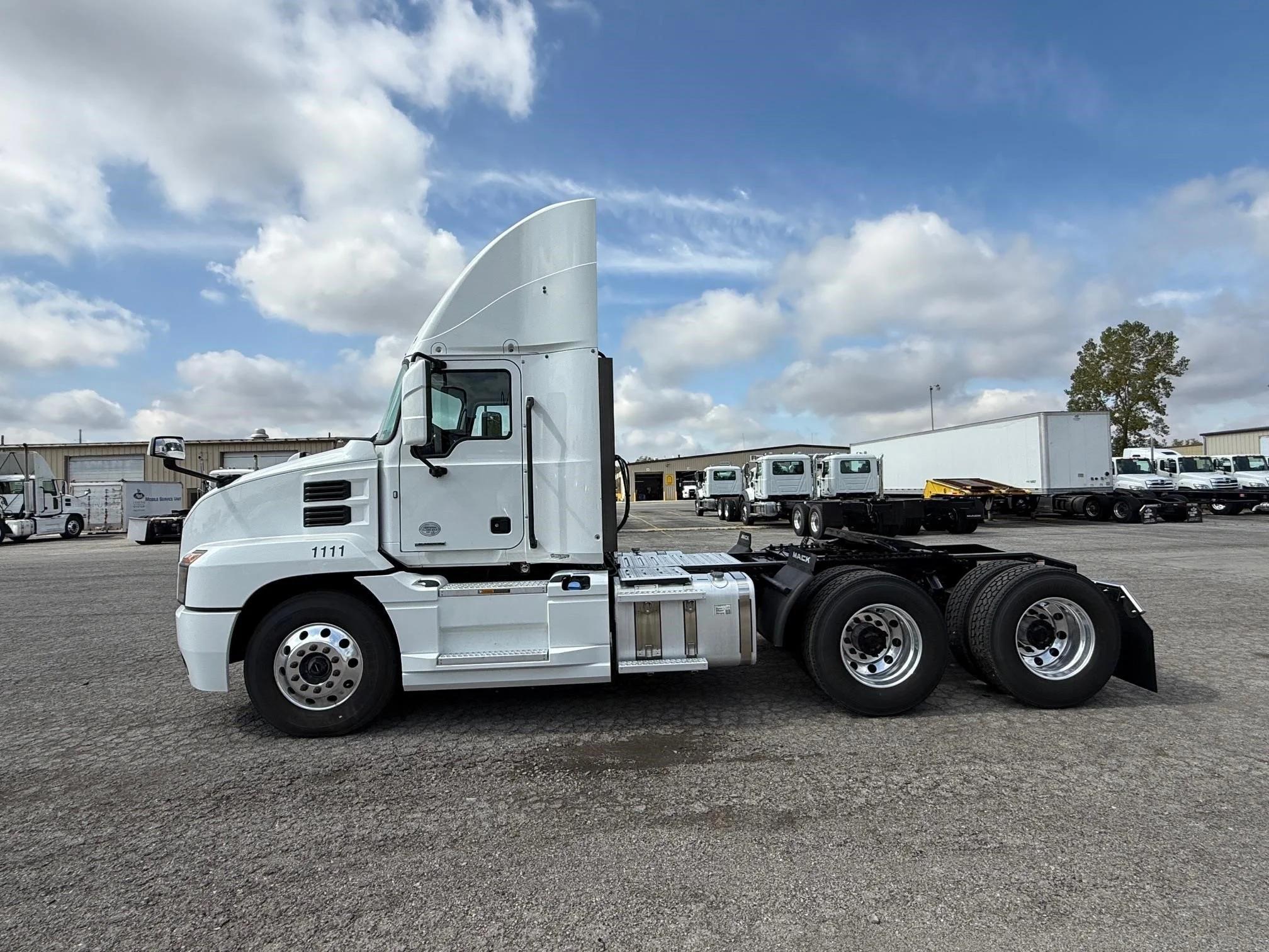 2021 Mack Anthem — photo 5