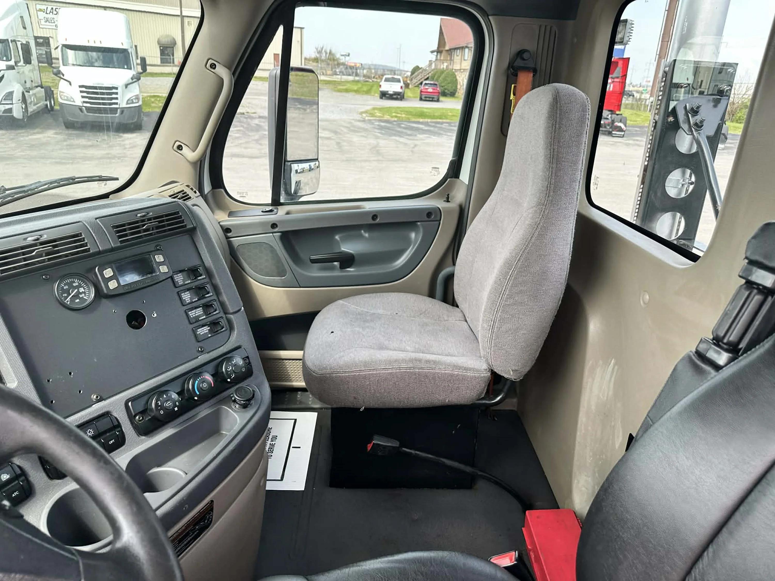 2017 Freightliner Cascadia — photo 11