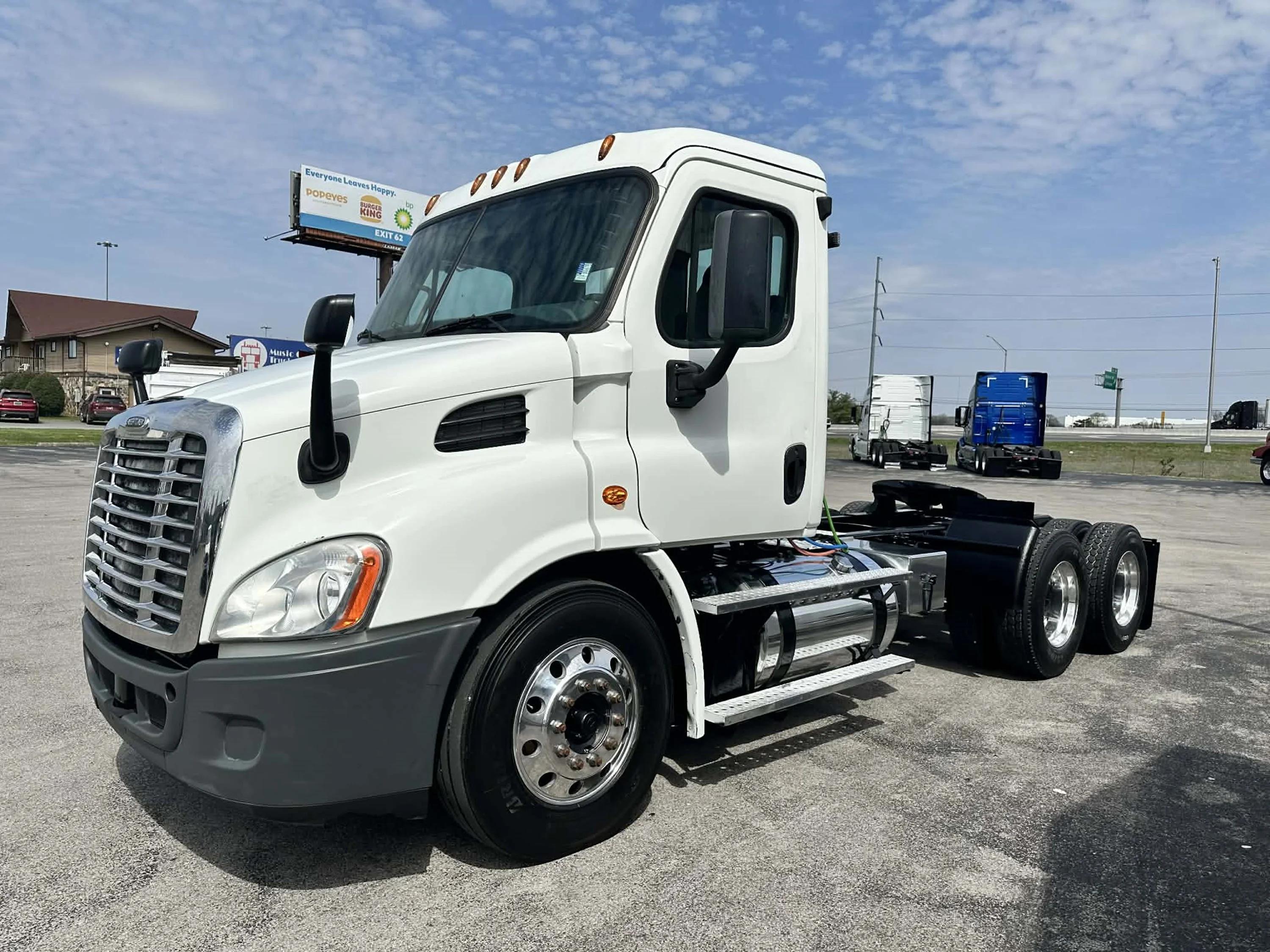 2017 Freightliner Cascadia — photo 2