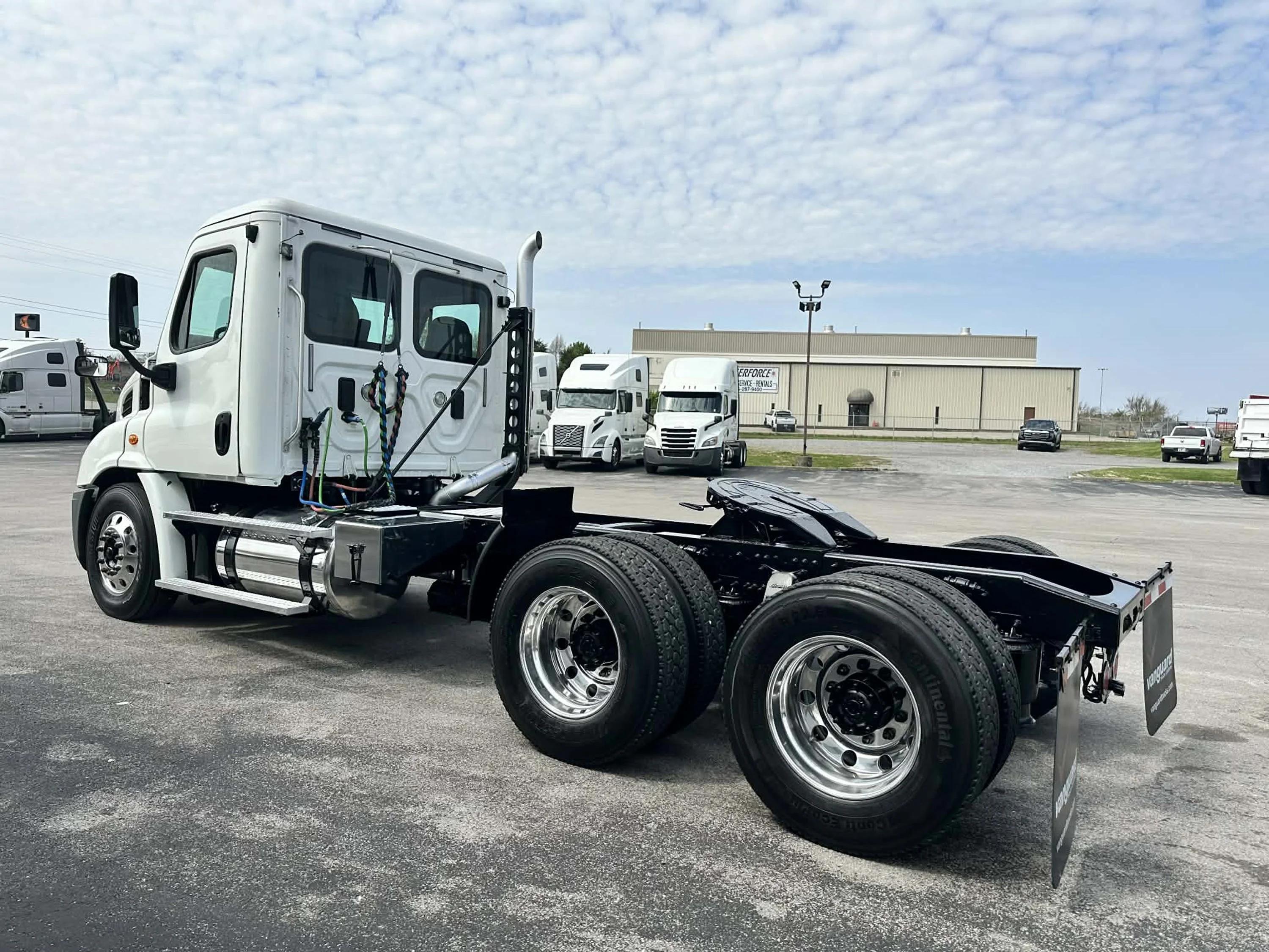 2017 Freightliner Cascadia — photo 3