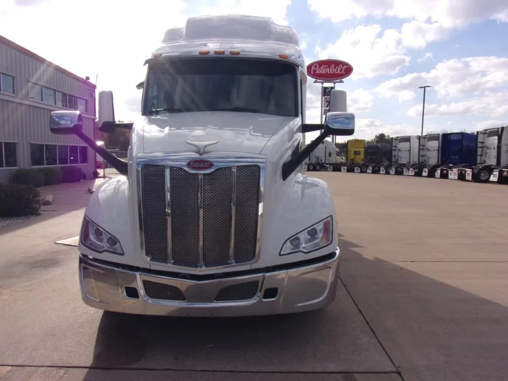 2023 Peterbilt 579 in Fort Smith, AR — photo 2