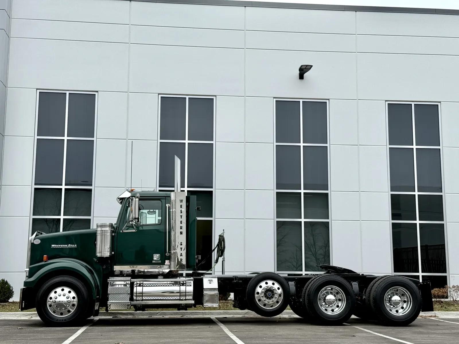 2021 Western Star 4900 in New Lenox, IL — photo 4