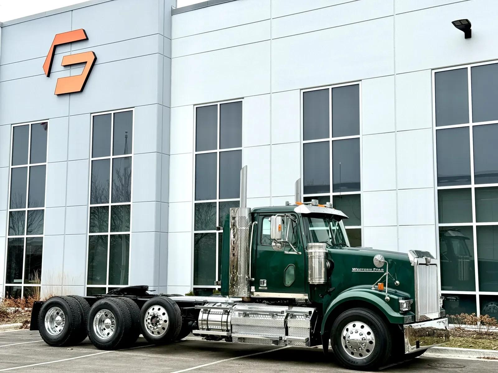 2021 Western Star 4900 in New Lenox, IL — photo 2