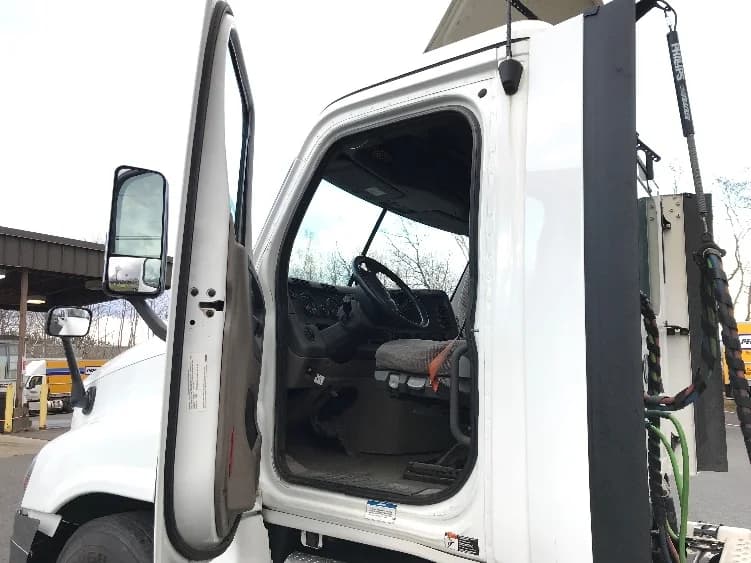 2020 Freightliner Cascadia in Londonderry, NH — photo 9