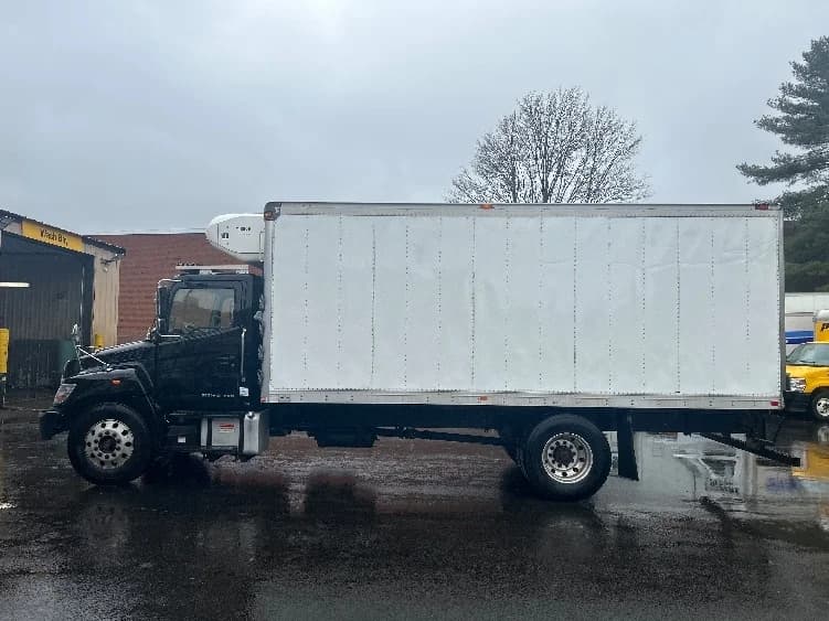 2020 Hino 268 in Braintree, MA — photo 4