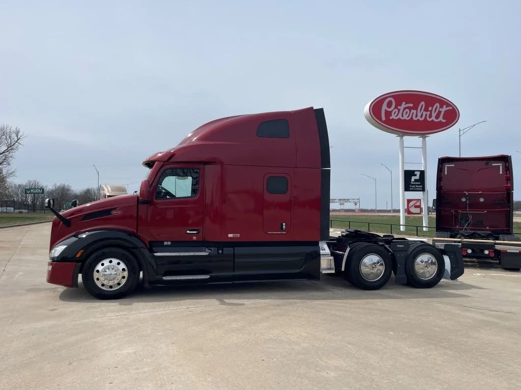 2023 Peterbilt 579 in Springfield, MO — photo 2