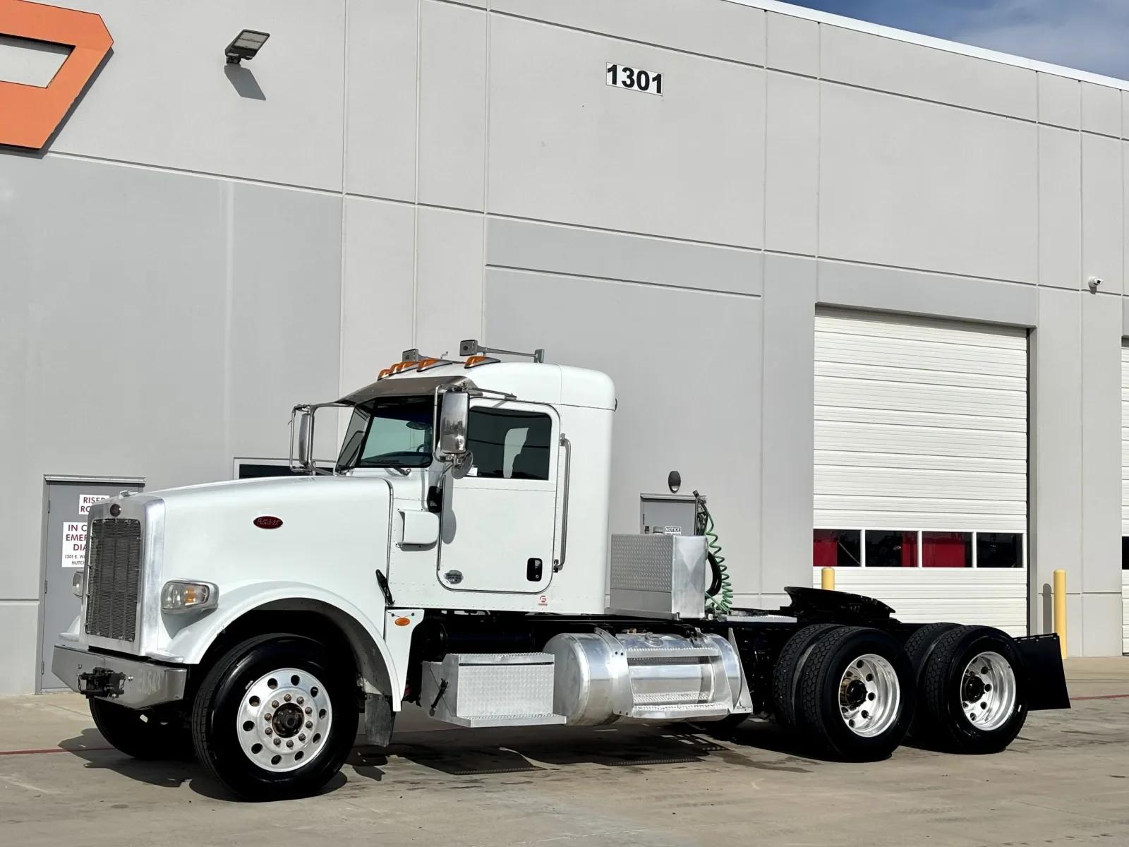 2015 Peterbilt 367 in Hutchins, TX — photo 2