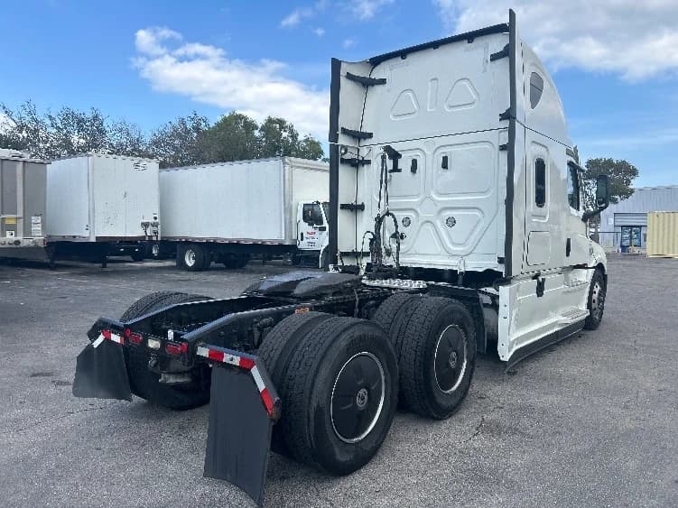 2023 Freightliner Cascadia in Riviera Beach, FL — photo 7