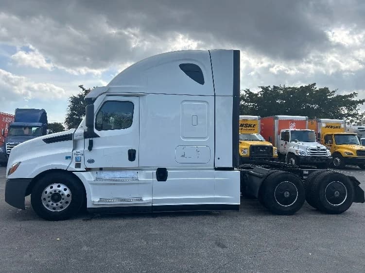 2023 Freightliner Cascadia in Riviera Beach, FL — photo 4