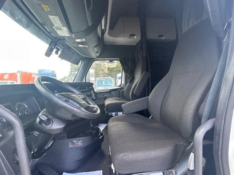 2023 Freightliner Cascadia in Riviera Beach, FL — photo 10