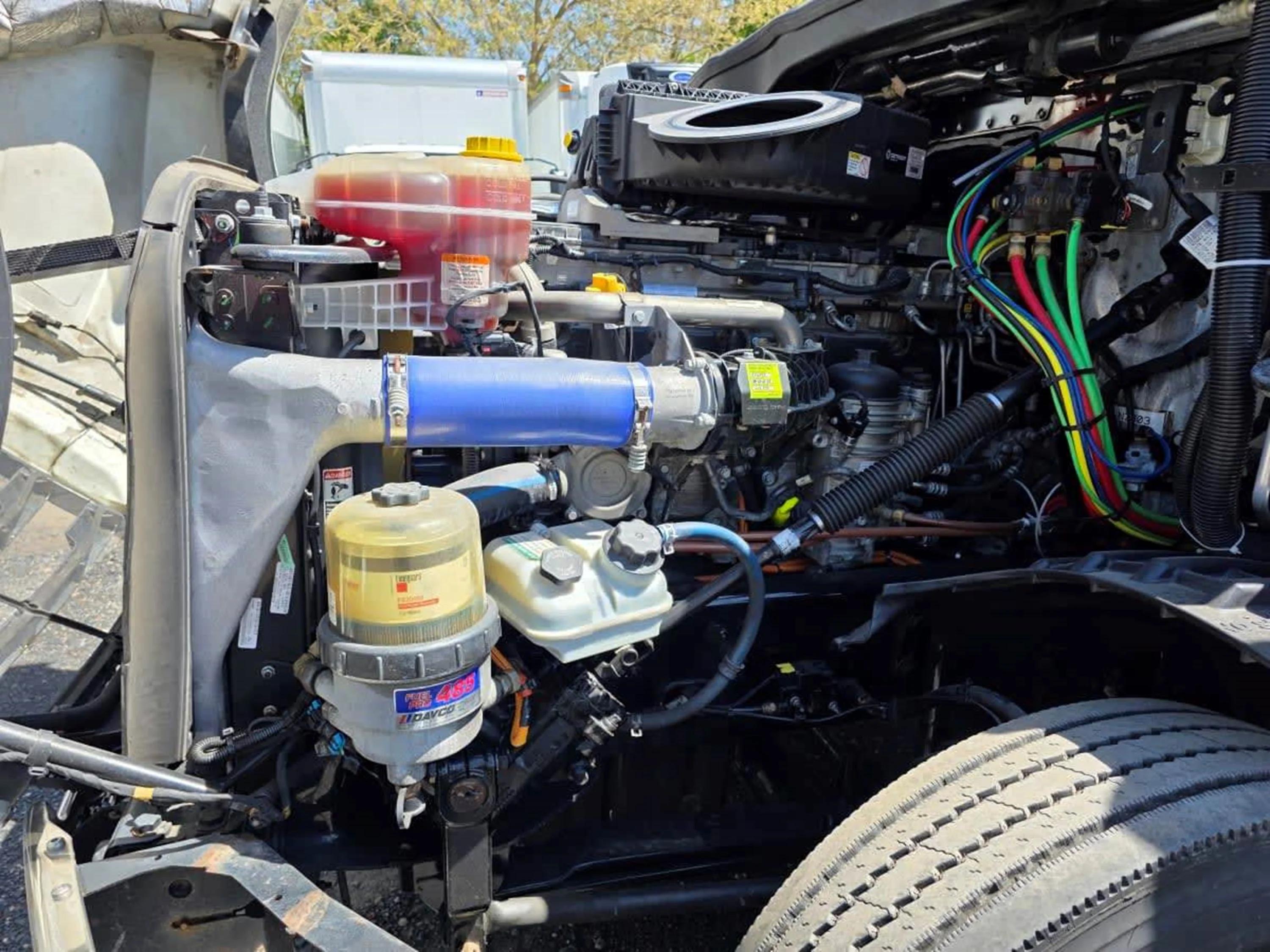 2020 Freightliner Cascadia — photo 7
