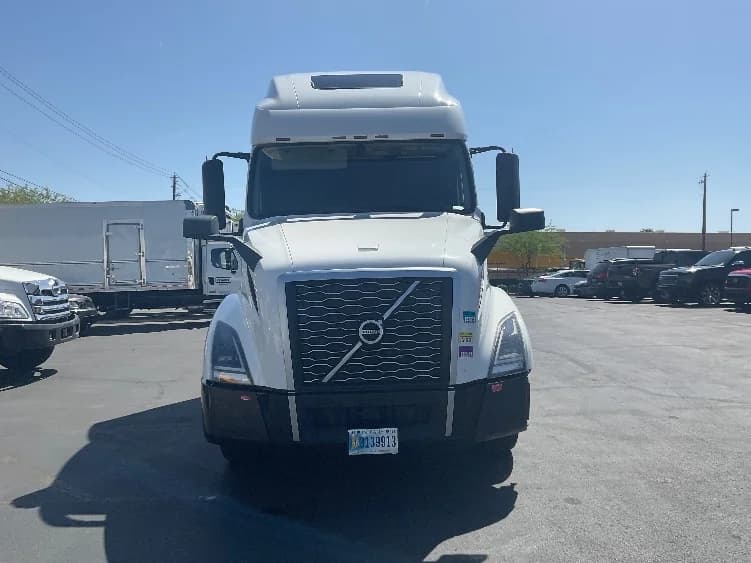 2022 Volvo VNL 760 in North Las Vegas, NV — photo 2