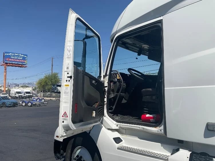 2022 Volvo VNL 760 in North Las Vegas, NV — photo 9
