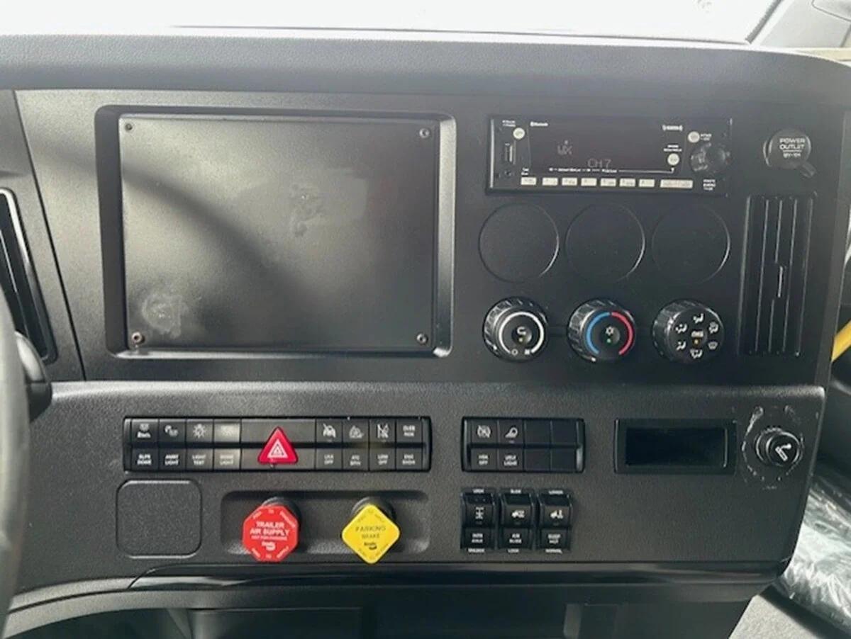 2024 Freightliner Cascadia — photo 21