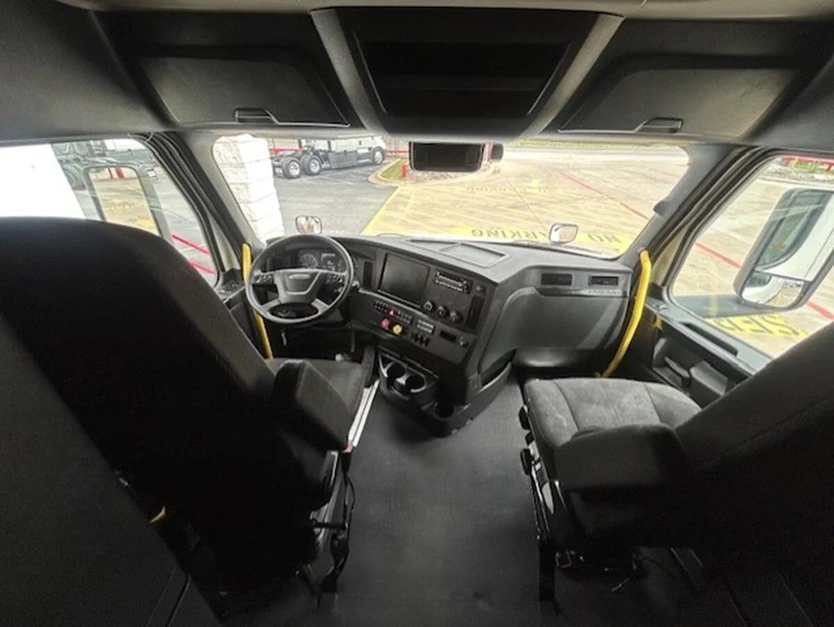 2024 Freightliner Cascadia — photo 20