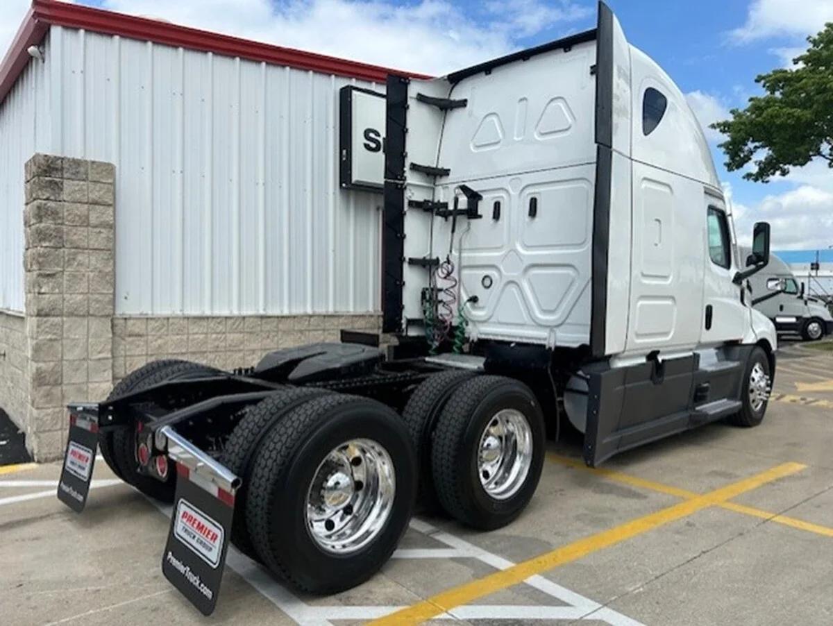 2024 Freightliner Cascadia — photo 8