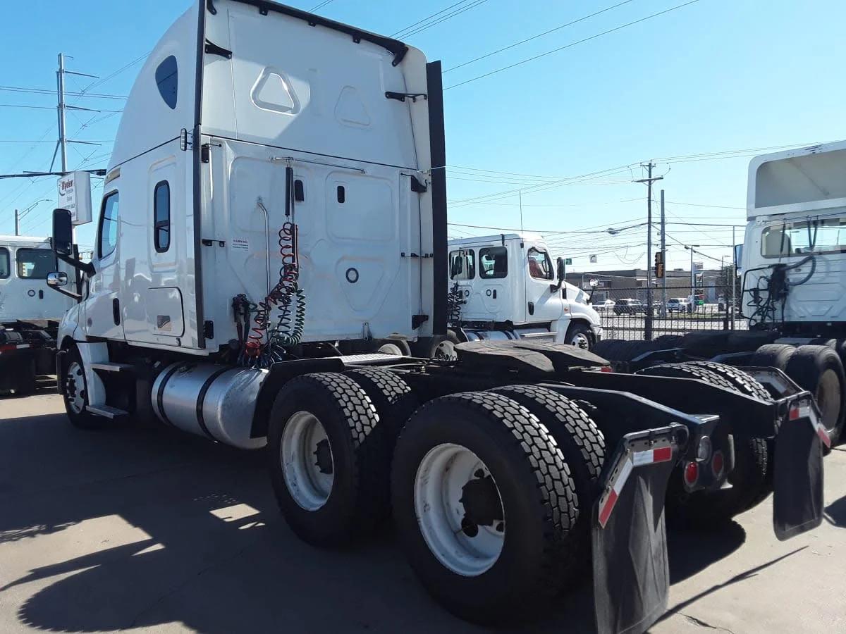 2020 Freightliner Cascadia in Dallas, TX — photo 6