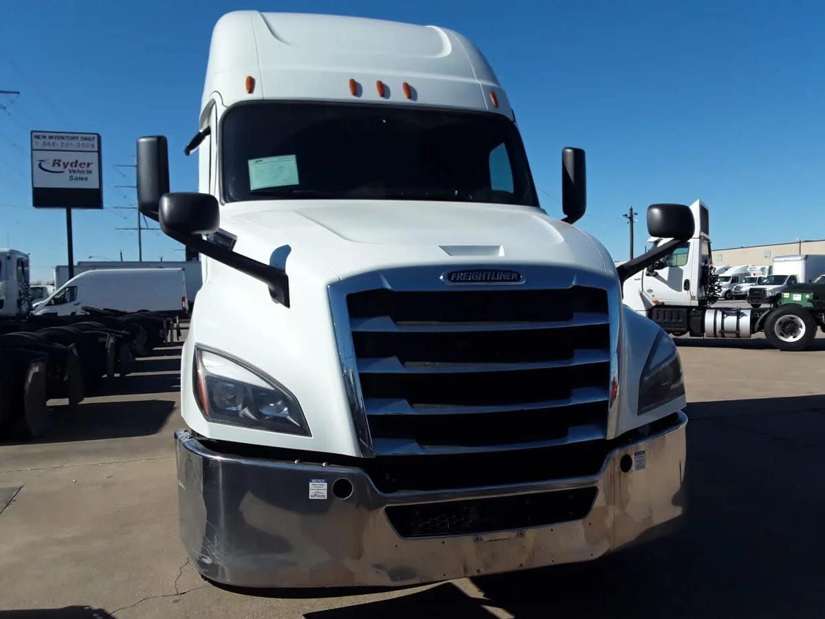 2020 Freightliner Cascadia in Dallas, TX — photo 2