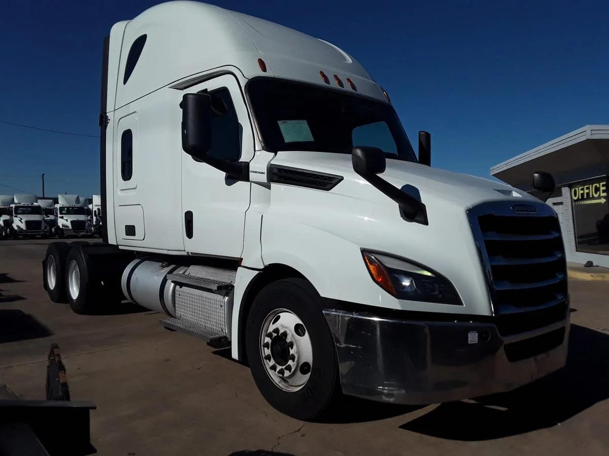 2020 Freightliner Cascadia in Dallas, TX — photo 3