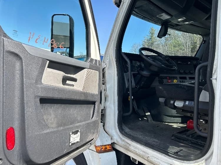 2019 Freightliner Cascadia in Auburn, MA — photo 9