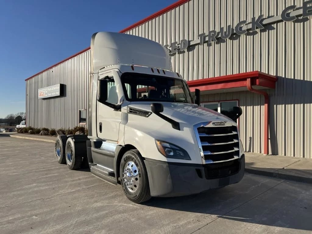 2021 Freightliner Cascadia in Portland, OR — photo 2