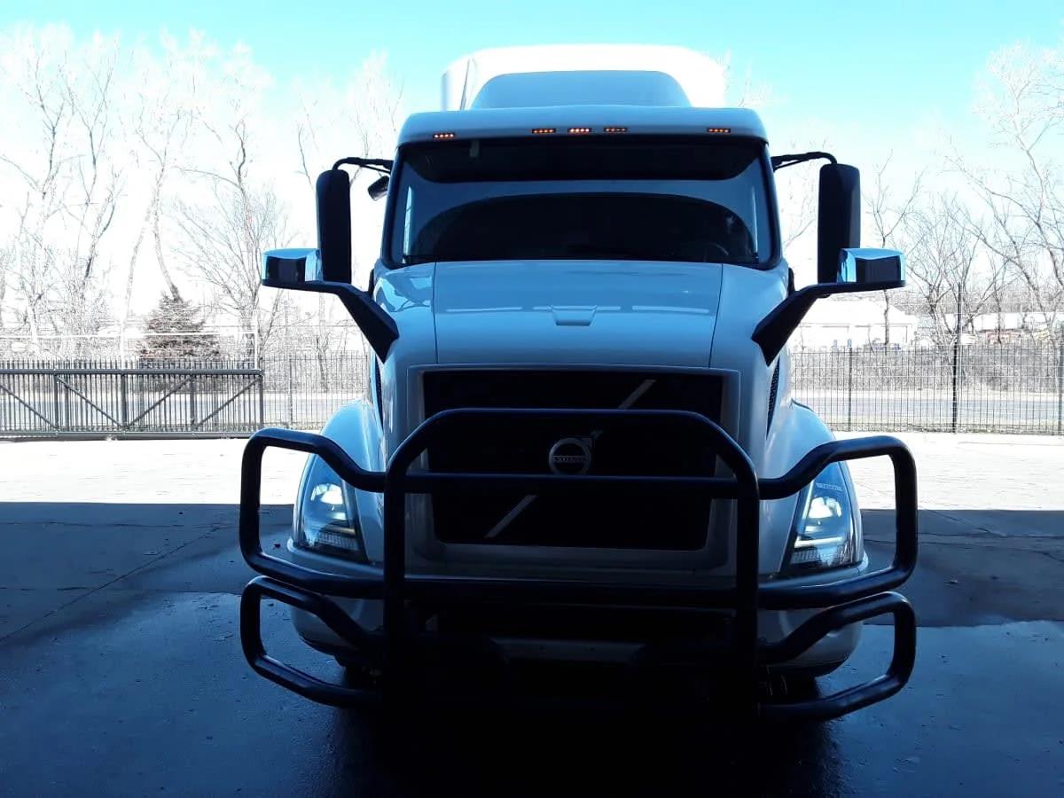 2020 Volvo VNR 640 in Kansas City, MO — photo 2