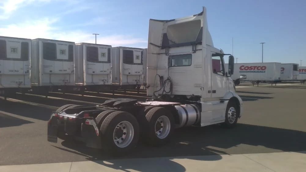 2021 Volvo VNR 640 in Stockton, CA — photo 7