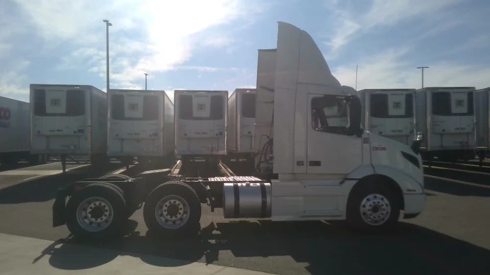 2021 Volvo VNR 640 in Stockton, CA — photo 8