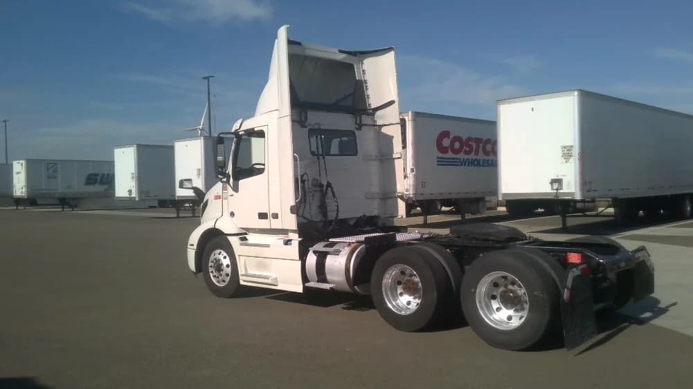 2021 Volvo VNR 640 in Stockton, CA — photo 5
