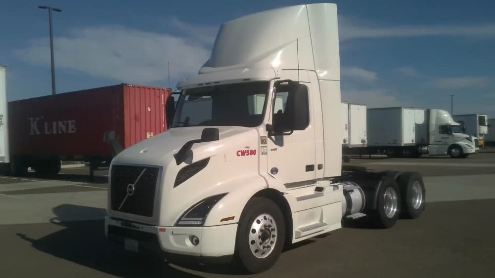 2021 Volvo VNR 640 in Stockton, CA — photo 3