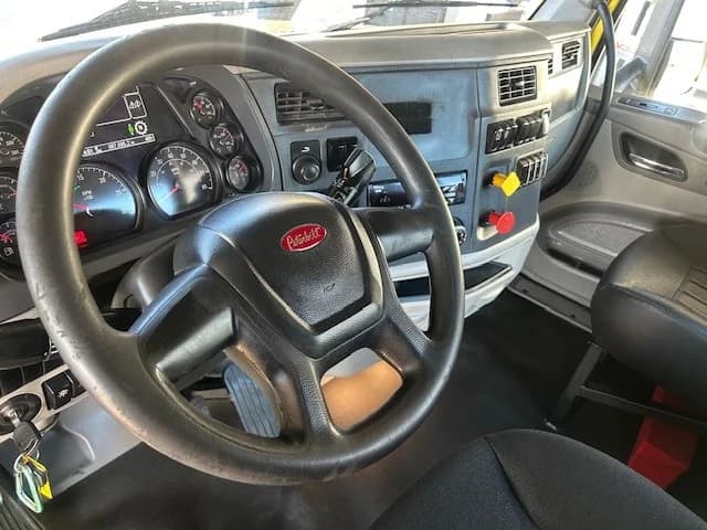 2021 Peterbilt 579 in Charlotte, NC — photo 13