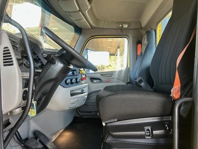 2021 Peterbilt 579 in Charlotte, NC — photo 12