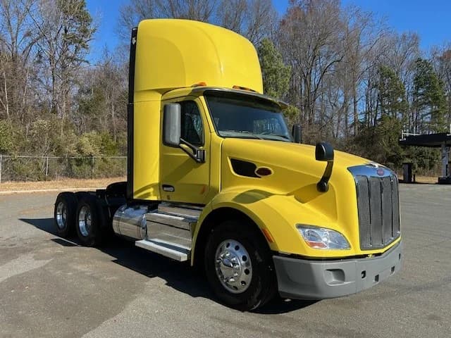 2021 Peterbilt 579 in Charlotte, NC — photo 3