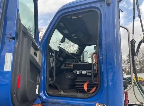 2019 Freightliner Cascadia in Capitol Heights, MD — photo 9
