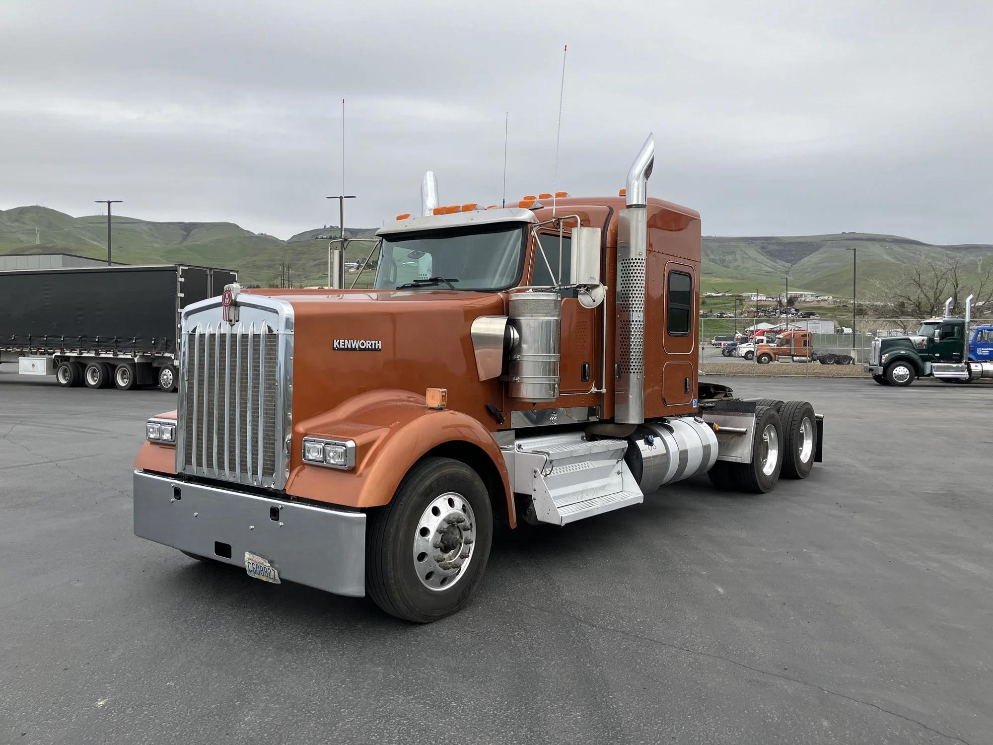 2023 Kenworth W900