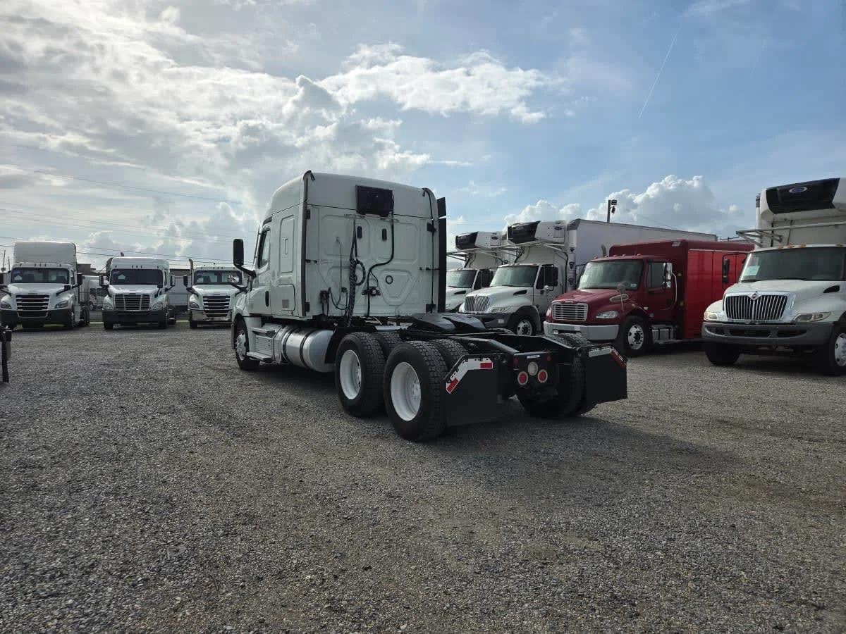 2020 Freightliner Cascadia in St. Rose, LA — photo 6