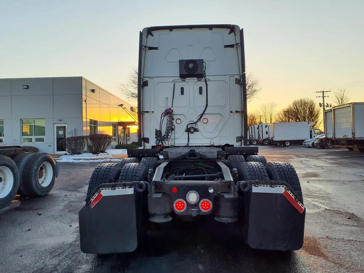 2021 Freightliner Cascadia in Bolingbrook, IL — photo 5